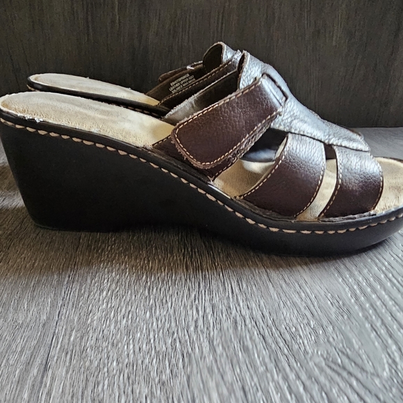*Easy Spirit Wedge Sandals* - Picture 10 of 11